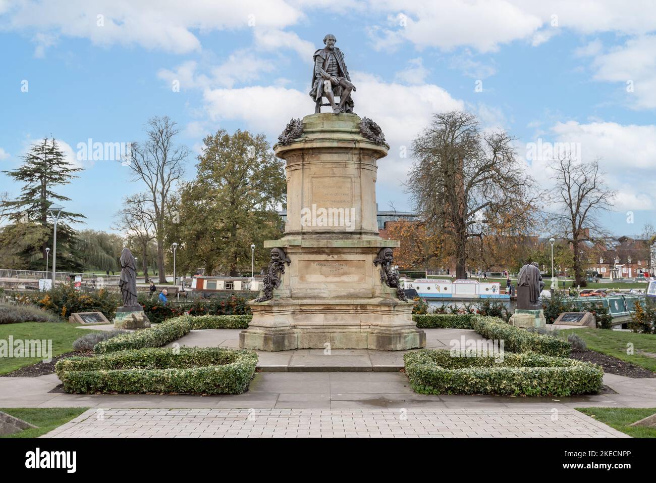 Statue of William Shakespeare, centre piece of the Gower Memorial n Bancroft Gardens, Stratford upon Avon, Warwickshire, UK on 8 November 2022 Stock Photo