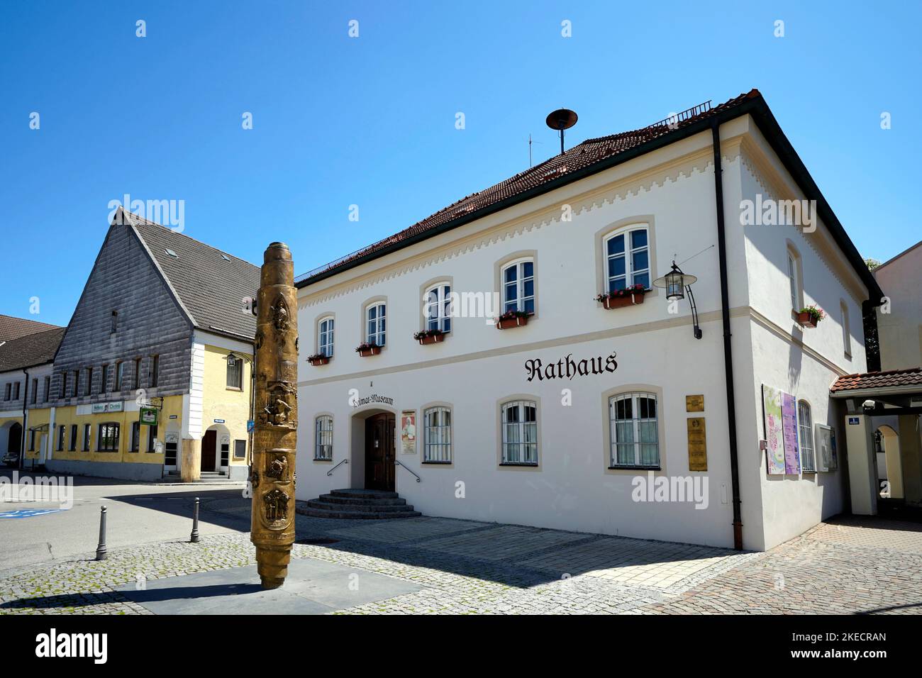 Germany, Bavaria, Upper Bavaria, Altötting district, Marktl am Inn, birthplace of Pope Benedict XVI, market square, town hall, Benedict's Column Stock Photo