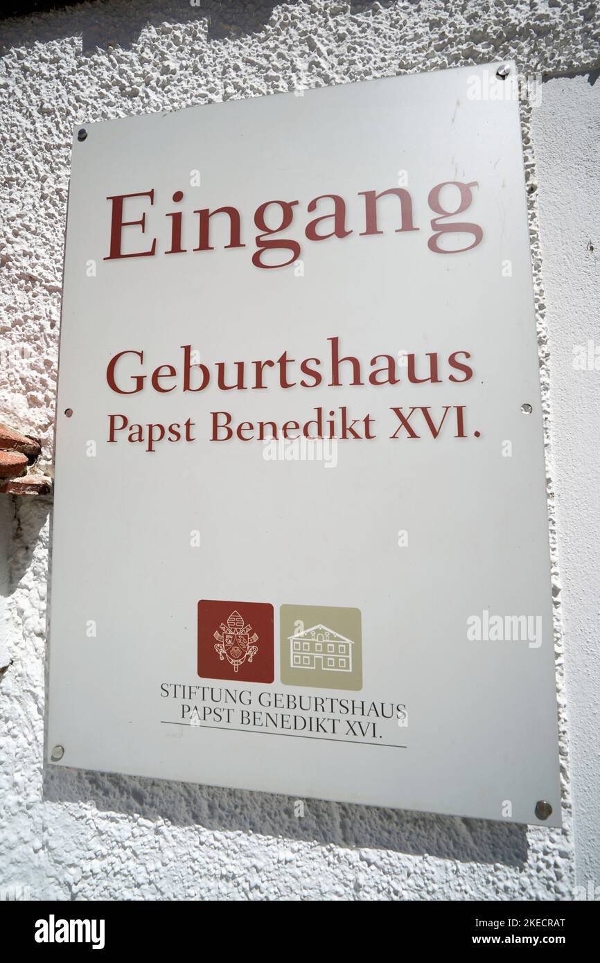 Germany, Bavaria, Upper Bavaria, Altötting district, Marktl am Inn, birthplace of Pope Benedict XVI, sign at the entrance Stock Photo