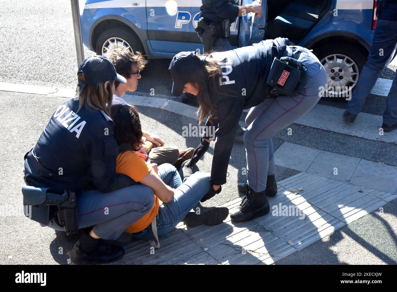 Roma, il movimento ambientalista 'ULTIMA GENERAZIONE' occupa via Labicana davanti Colosseo Stock Photo