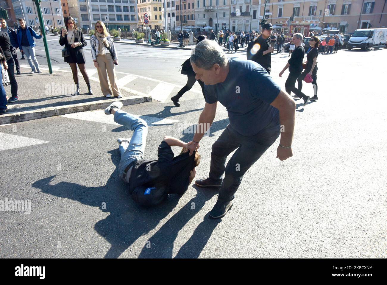 Roma, il movimento ambientalista 'ULTIMA GENERAZIONE' occupa via Labicana davanti Colosseo Stock Photo