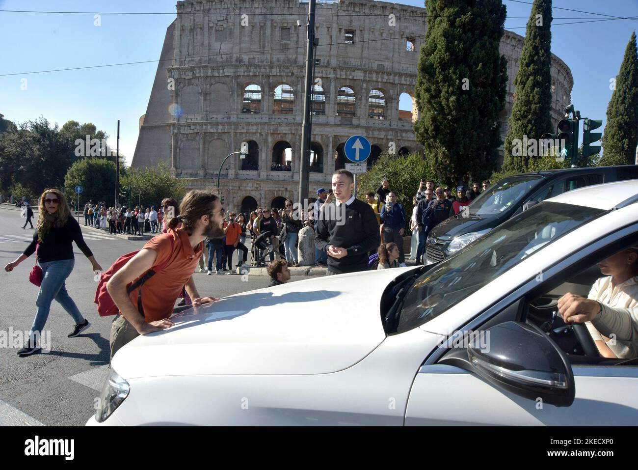 Roma, il movimento ambientalista 'ULTIMA GENERAZIONE' occupa via Labicana davanti Colosseo Stock Photo