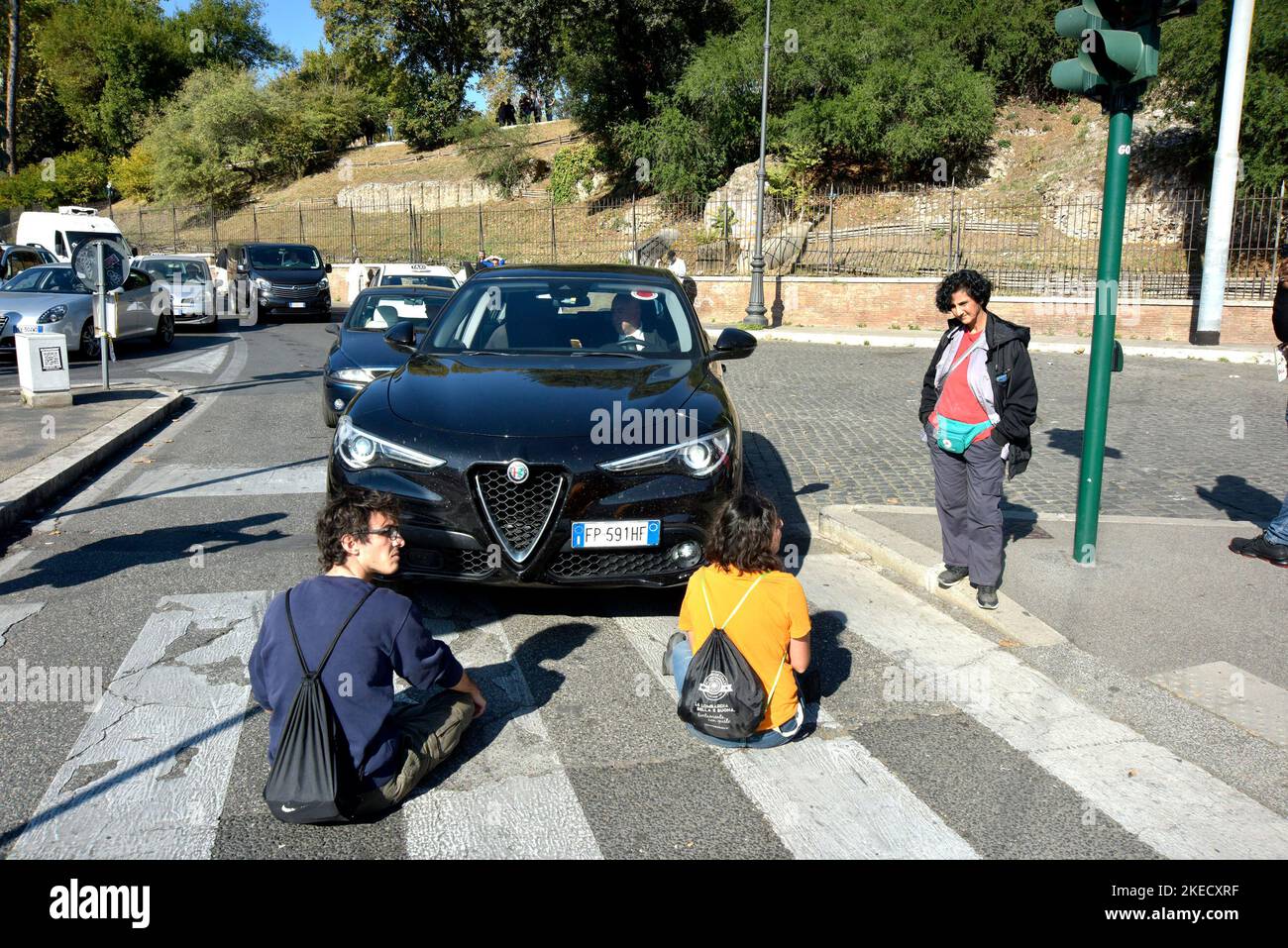 Roma, il movimento ambientalista 'ULTIMA GENERAZIONE' occupa via Labicana davanti Colosseo Stock Photo