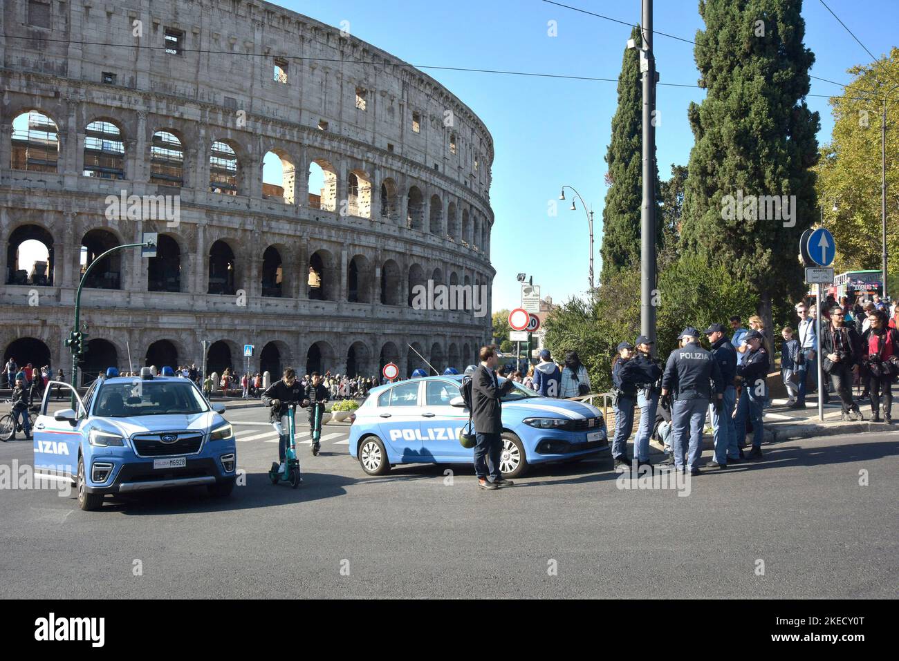 Roma, il movimento ambientalista 'ULTIMA GENERAZIONE' occupa via Labicana davanti Colosseo Stock Photo