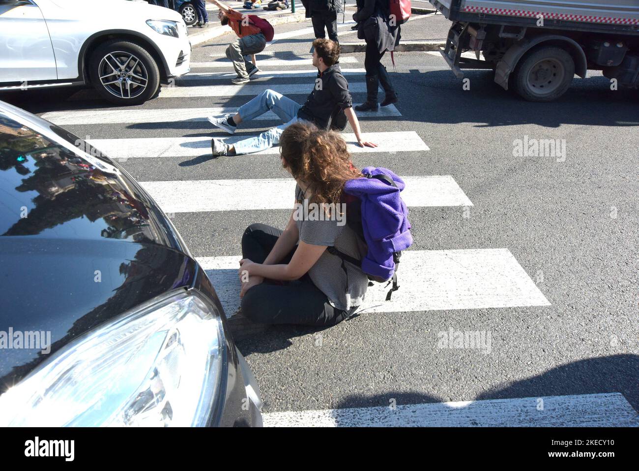 Roma, il movimento ambientalista 'ULTIMA GENERAZIONE' occupa via Labicana davanti Colosseo Stock Photo