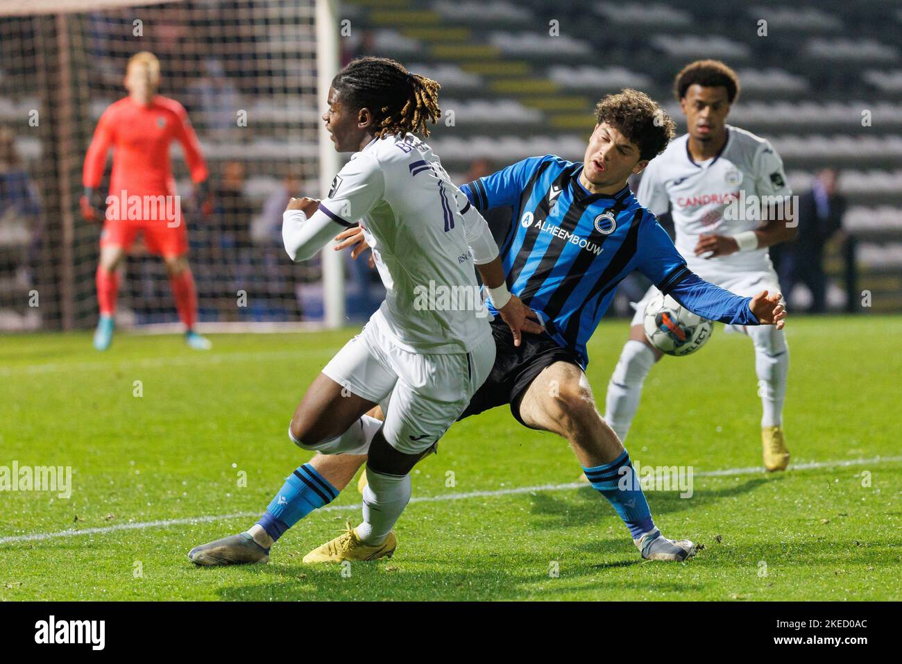 Deinze's Gaetan Hendrickx and RSCA Futures' Agyei Enock fight for the ball  during a soccer match between RSC Anderlecht Futures and KMSK Deinze,  Sunday 14 August 2022 in Anderlecht, on day 1