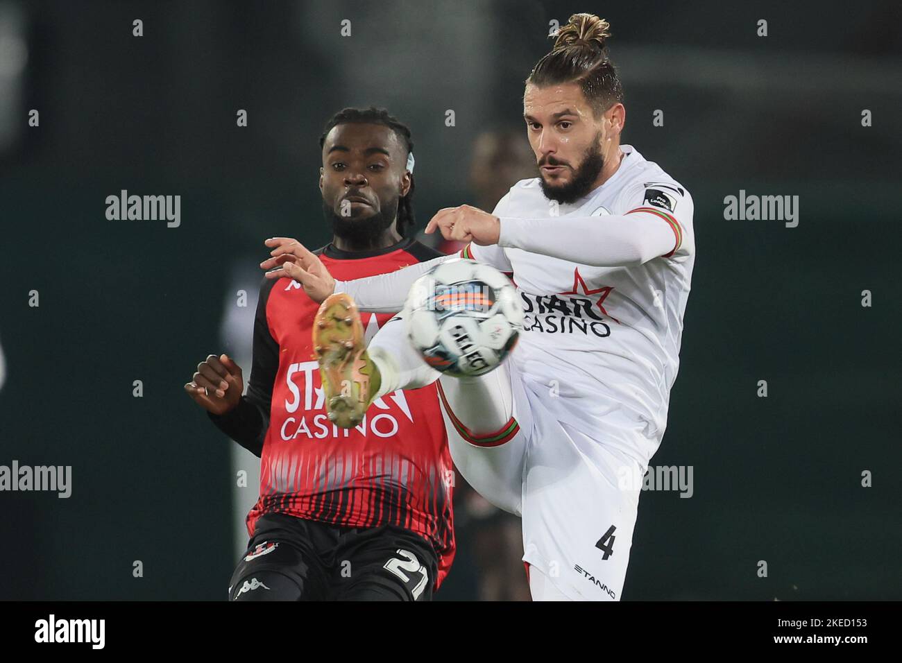 Seraing's Junior Marsoni Sambu and OHL's Kristiyan Malinov fight for