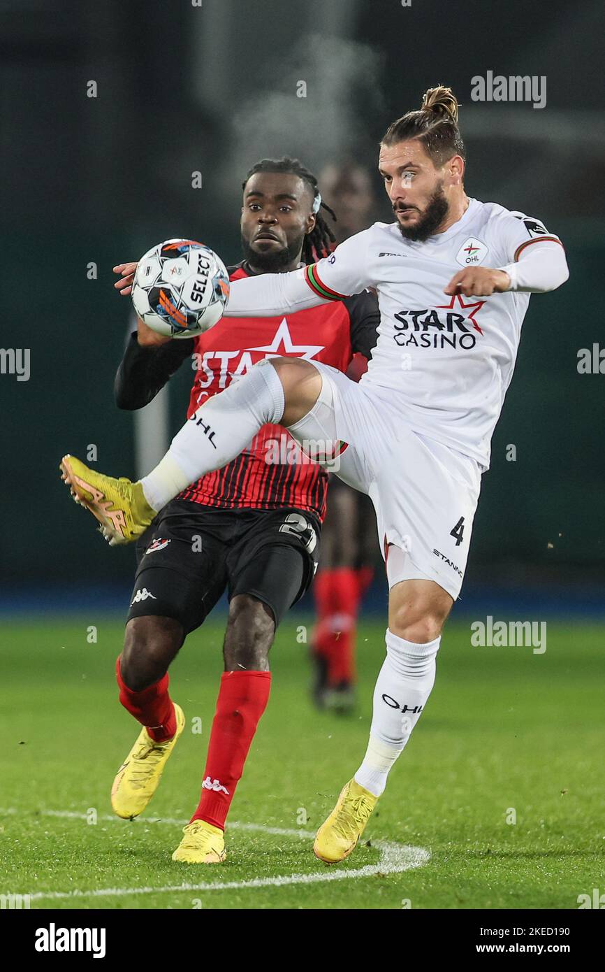 Seraing's Junior Marsoni Sambu and OHL's Kristiyan Malinov fight for