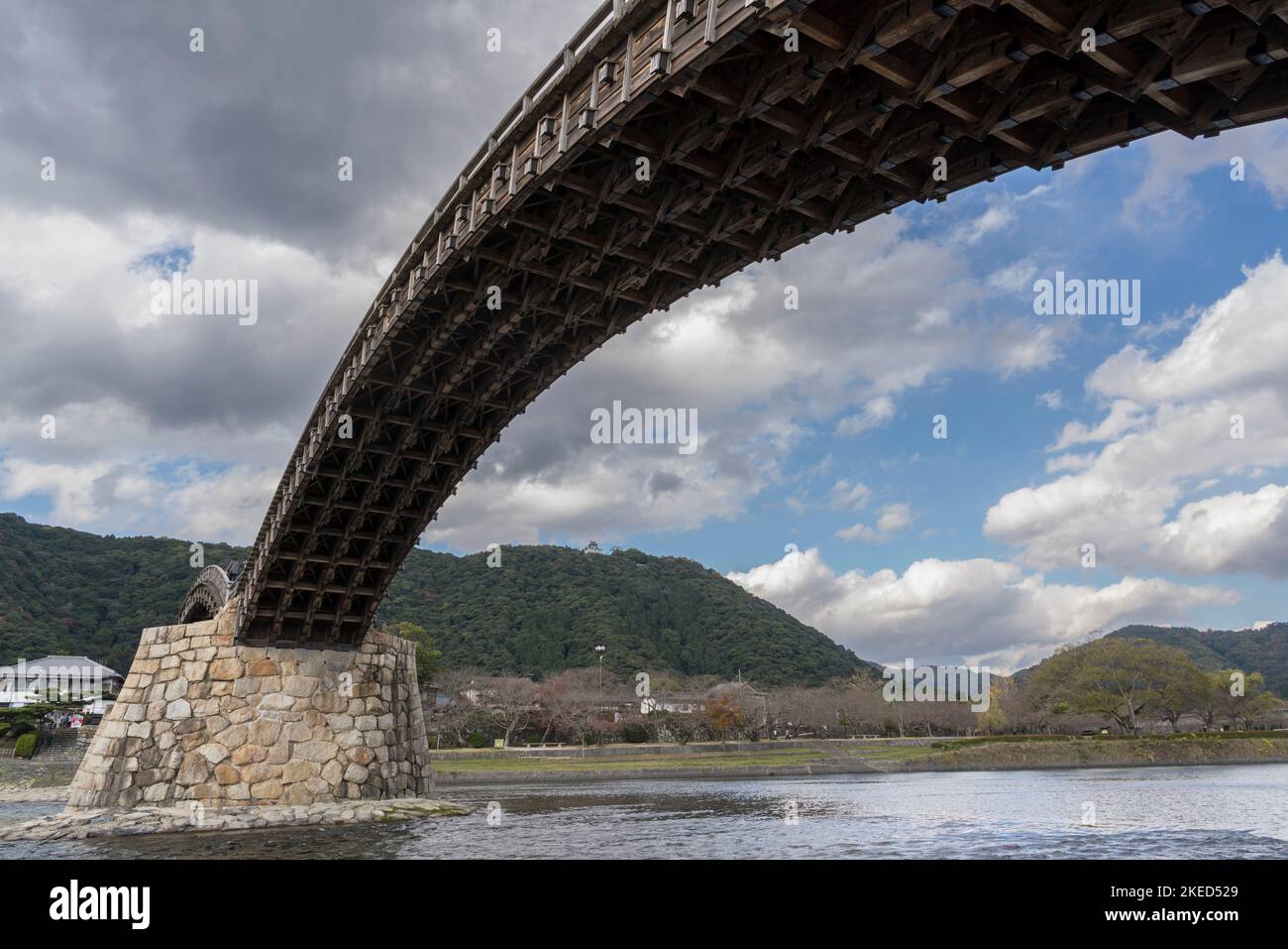 Kintai Bridge (Kintaikyo or Kintai-kyō) over the Nishiki River, with Iwakuni castle on a hill in Iwakuni, Yamaguchi Prefecture, Japan. Stock Photo