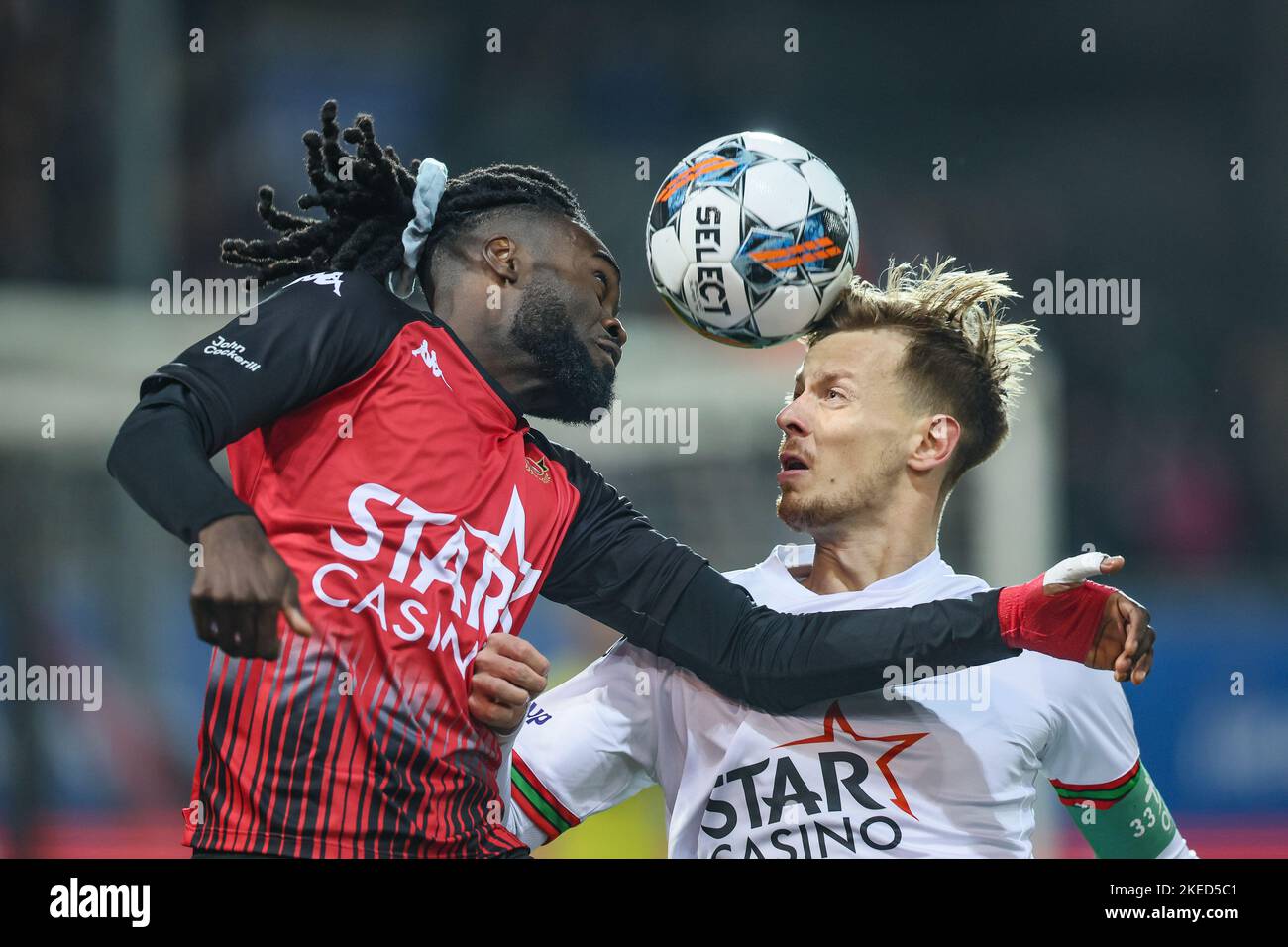 Seraing's Junior Marsoni Sambu and OHL's Mathieu Maertens fight for the