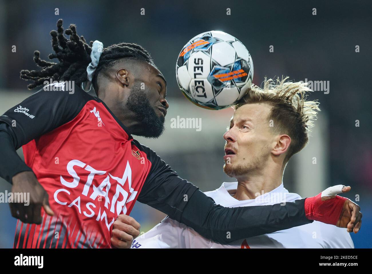 Seraing's Junior Marsoni Sambu and OHL's Mathieu Maertens fight for the