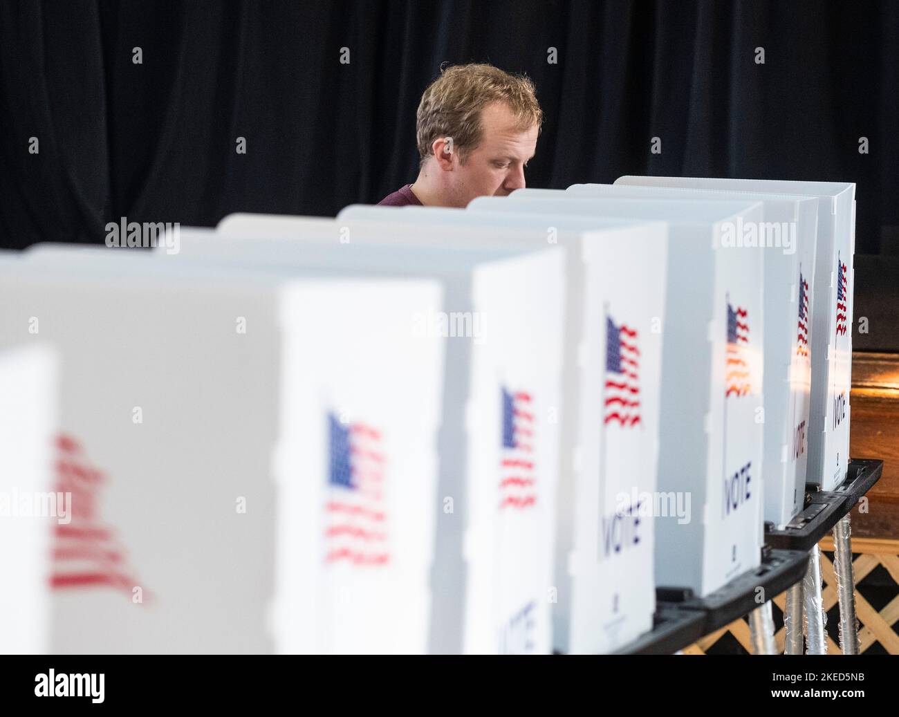 Detrooit, United States. 08th Nov, 2022. Voter casts his ballot at a polling station during the midterm elections. Americans made their ways to the polls on Tuesday, November 8 to vote in the heated midterm elections. (Photo by Matthew Hatcher/SOPA Images/Sipa USA) Credit: Sipa USA/Alamy Live News Stock Photo