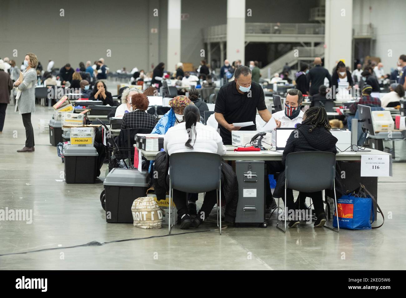 Detrooit, United States. 08th Nov, 2022. Election workers count ballots at the TCF Center in Detroit during the midterm elections. Americans made their ways to the polls on Tuesday, November 8 to vote in the heated midterm elections. (Photo by Matthew Hatcher/SOPA Images/Sipa USA) Credit: Sipa USA/Alamy Live News Stock Photo