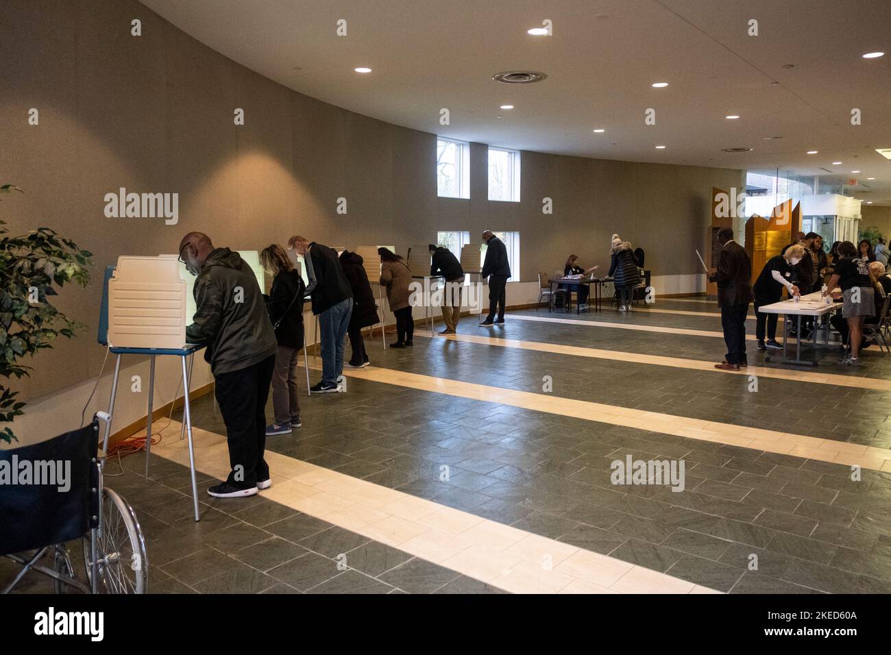 Detrooit, United States. 08th Nov, 2022. Voters cast their ballots at a polling station in Detroit. Americans made their ways to the polls on Tuesday, November 8 to vote in the heated midterm elections. (Photo by Matthew Hatcher/SOPA Images/Sipa USA) Credit: Sipa USA/Alamy Live News Stock Photo