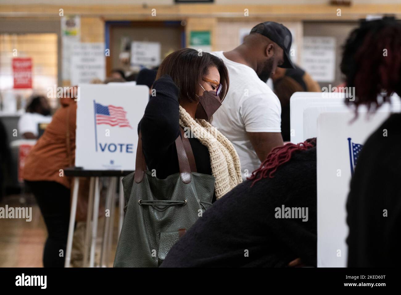 Detrooit, United States. 08th Nov, 2022. Voters cast their ballots at a polling station in Detroit. Americans made their ways to the polls on Tuesday, November 8 to vote in the heated midterm elections. (Photo by Matthew Hatcher/SOPA Images/Sipa USA) Credit: Sipa USA/Alamy Live News Stock Photo