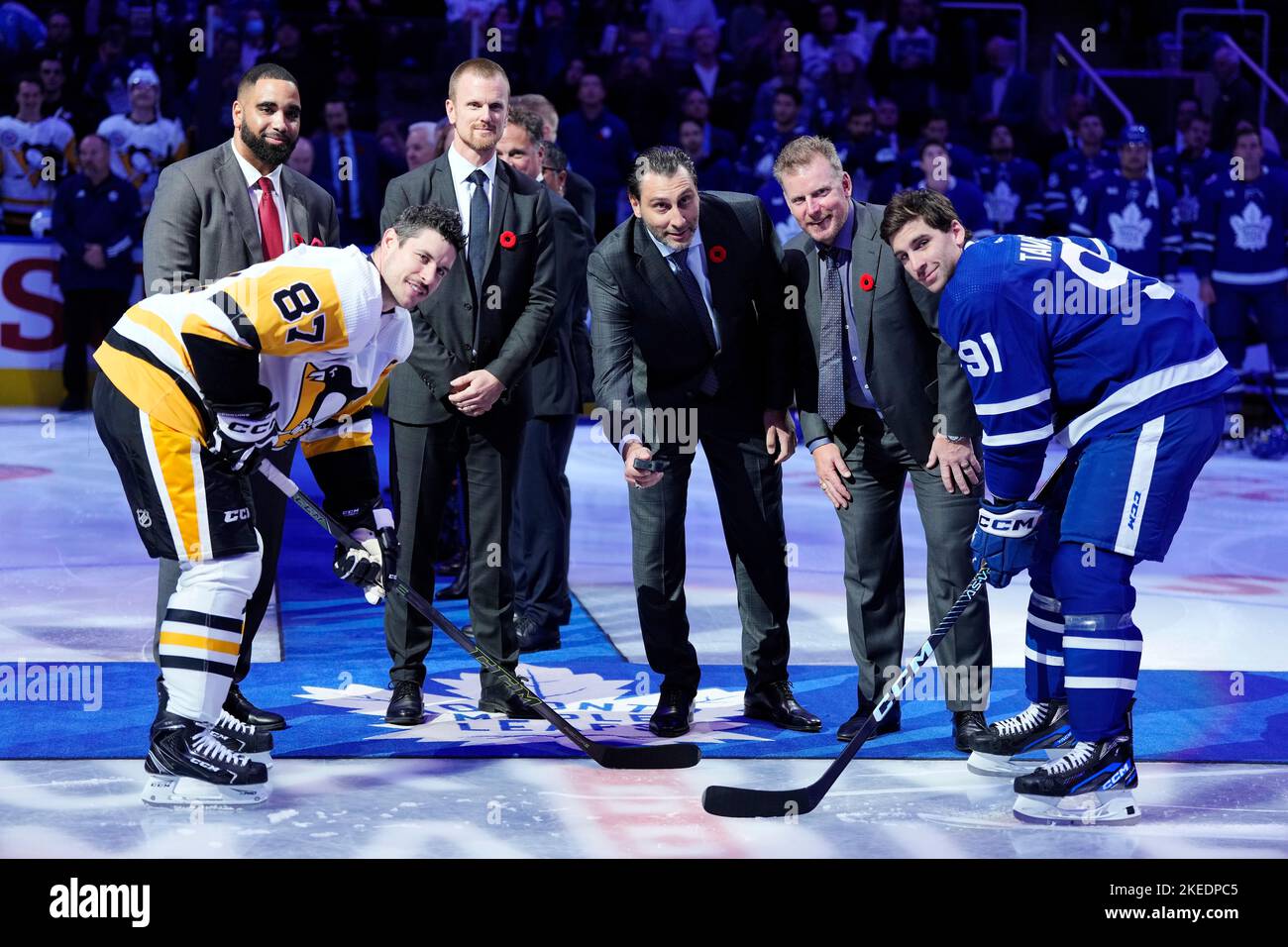 Pittsburgh Penguins' Sidney Crosby (87) and Toronto Maple Leafs' John