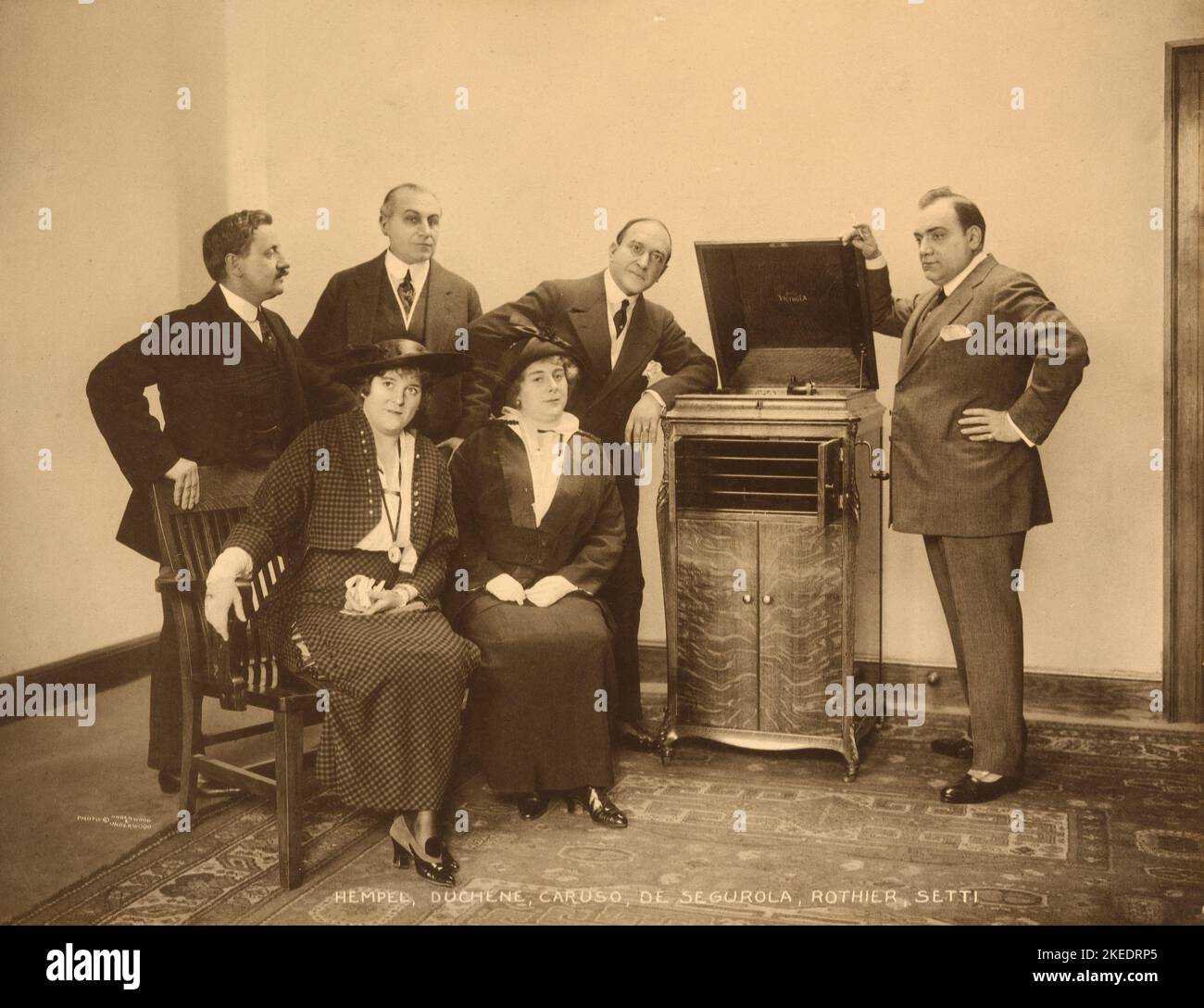 Vintage 1915 photograph of Italian operatic tenor Enrico Caruso and friends listening to a mechanical phonograph Stock Photo