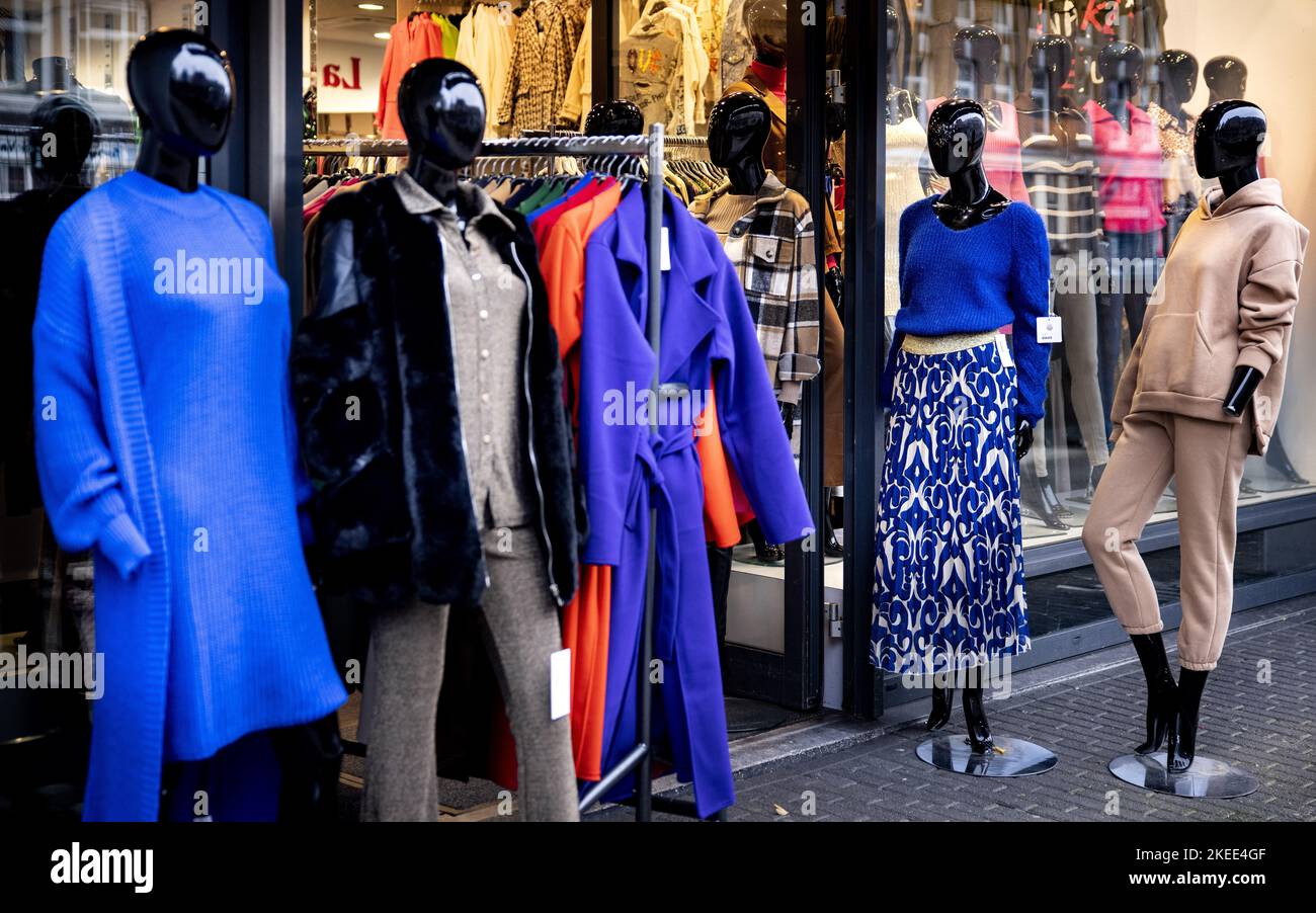 20221111 102534 AMSTERDAM Mannequins for a clothing store in the