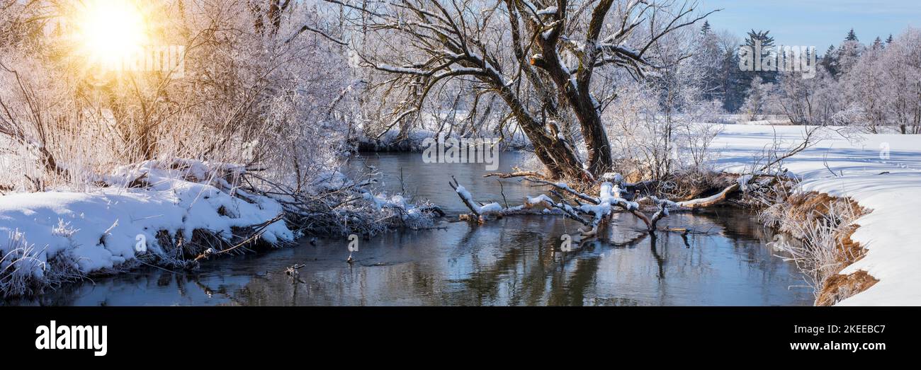 Frost und Eis an einem Fluss im Winter Stock Photo