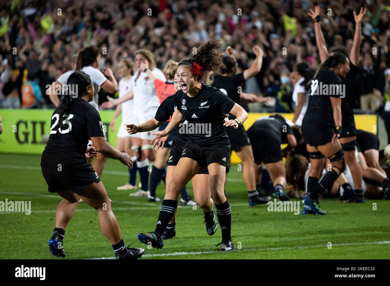 New Zealand's Ruby Tui (centre) celebrates victory over England