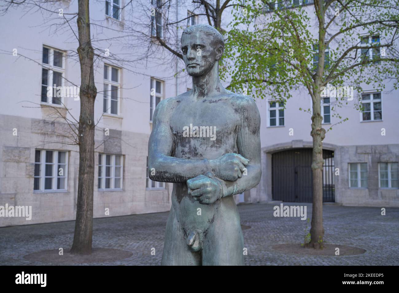 Statue von Richard Scheibe, Bundesministerium der Verteidigung, Bendlerblock, Gedenkstätte Deutscher Widerstand, Stauffenbergstraße, Tiergarten, Mitte Stock Photo