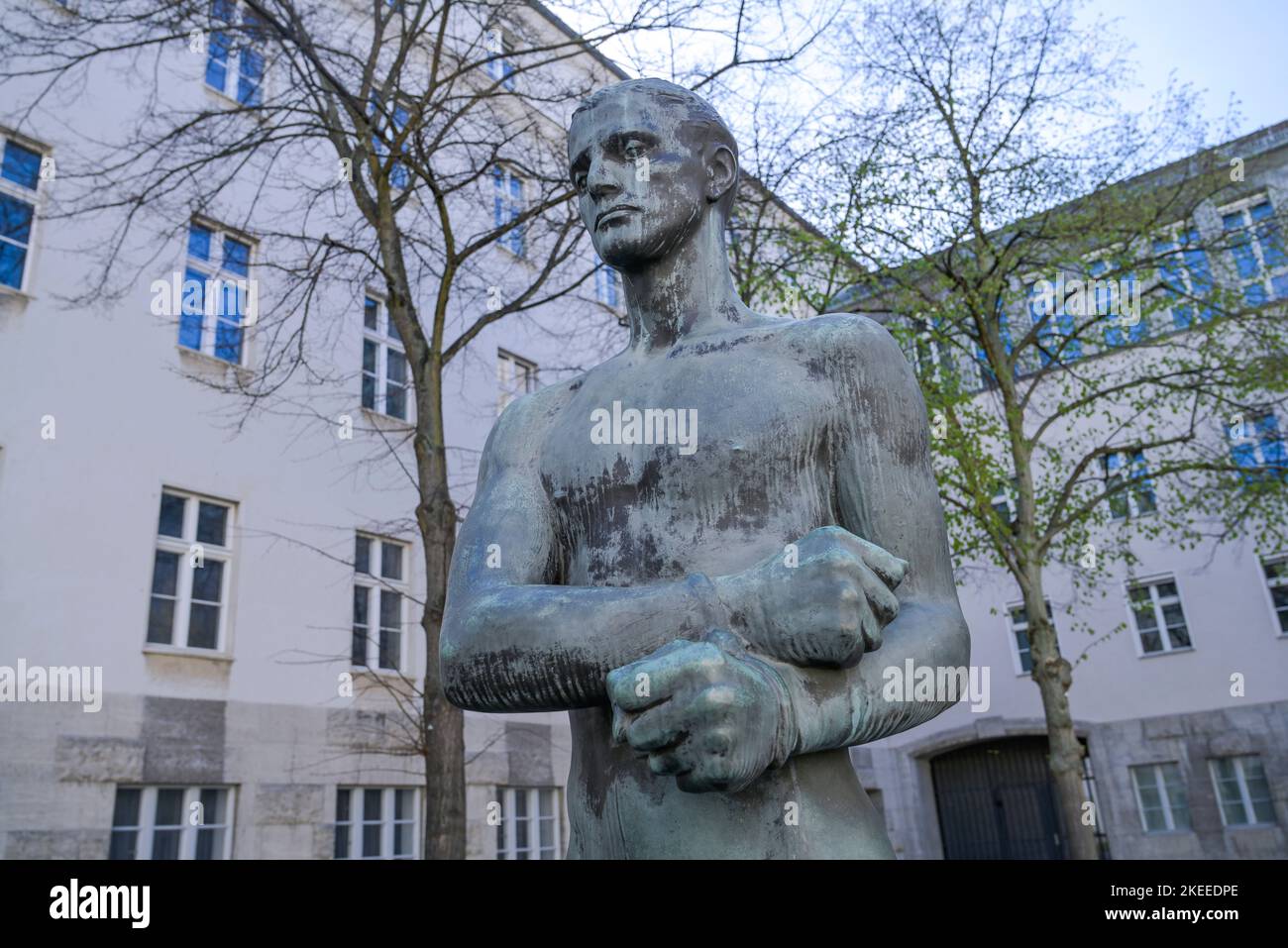 Statue von Richard Scheibe, Bundesministerium der Verteidigung, Bendlerblock, Gedenkstätte Deutscher Widerstand, Stauffenbergstraße, Tiergarten, Mitte Stock Photo