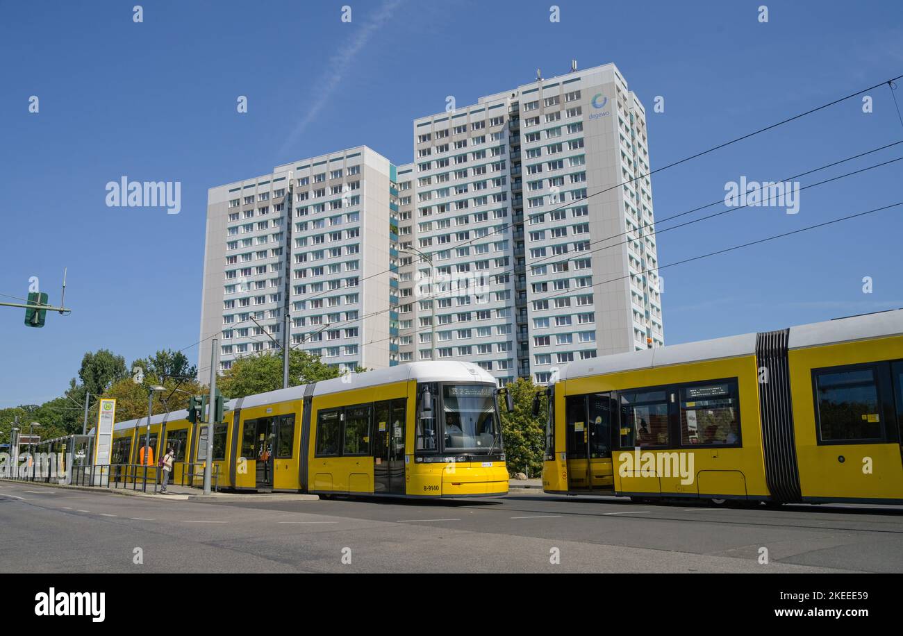 Tram, Allee der Kosmonauten, Marzahn, Marzahn-Hellersdorf, Berlin, Deutschland Stock Photo