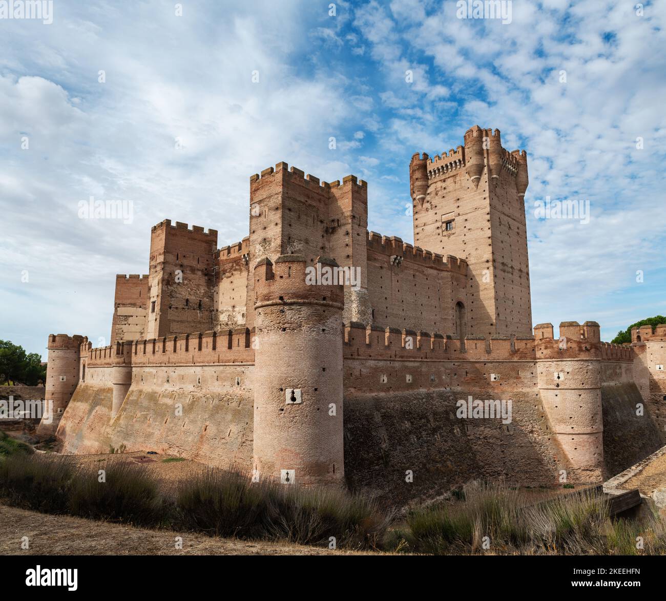 MEDINA DEL CAMPO, SPAIN - OCTOBER 16, 2022: Wide-angle view of the famous castle Castillo de la Mota in Medina del Campo, Valladolid. This reconstruct Stock Photo