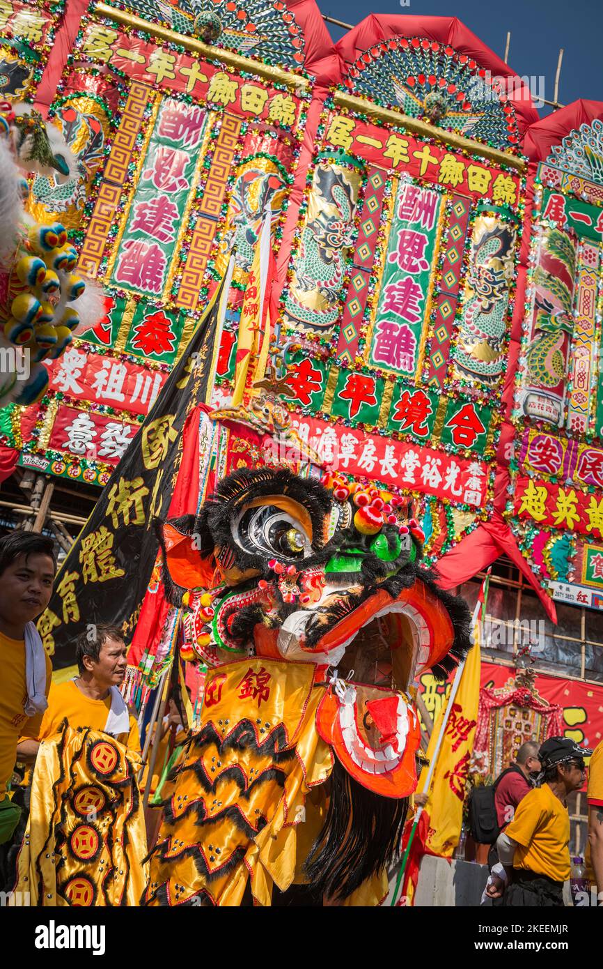 Lion dancers prepare to leave the Da Jiu festival site for a procession through the streets of Kam Tin town, New Territories, Hong Kong, 2015 Stock Photo
