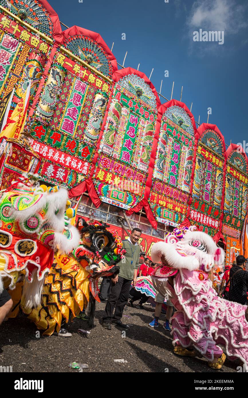 Lion dancers prepare to leave the Da Jiu festival site for a procession through the streets of Kam Tin town, New Territories, Hong Kong, 2015 Stock Photo