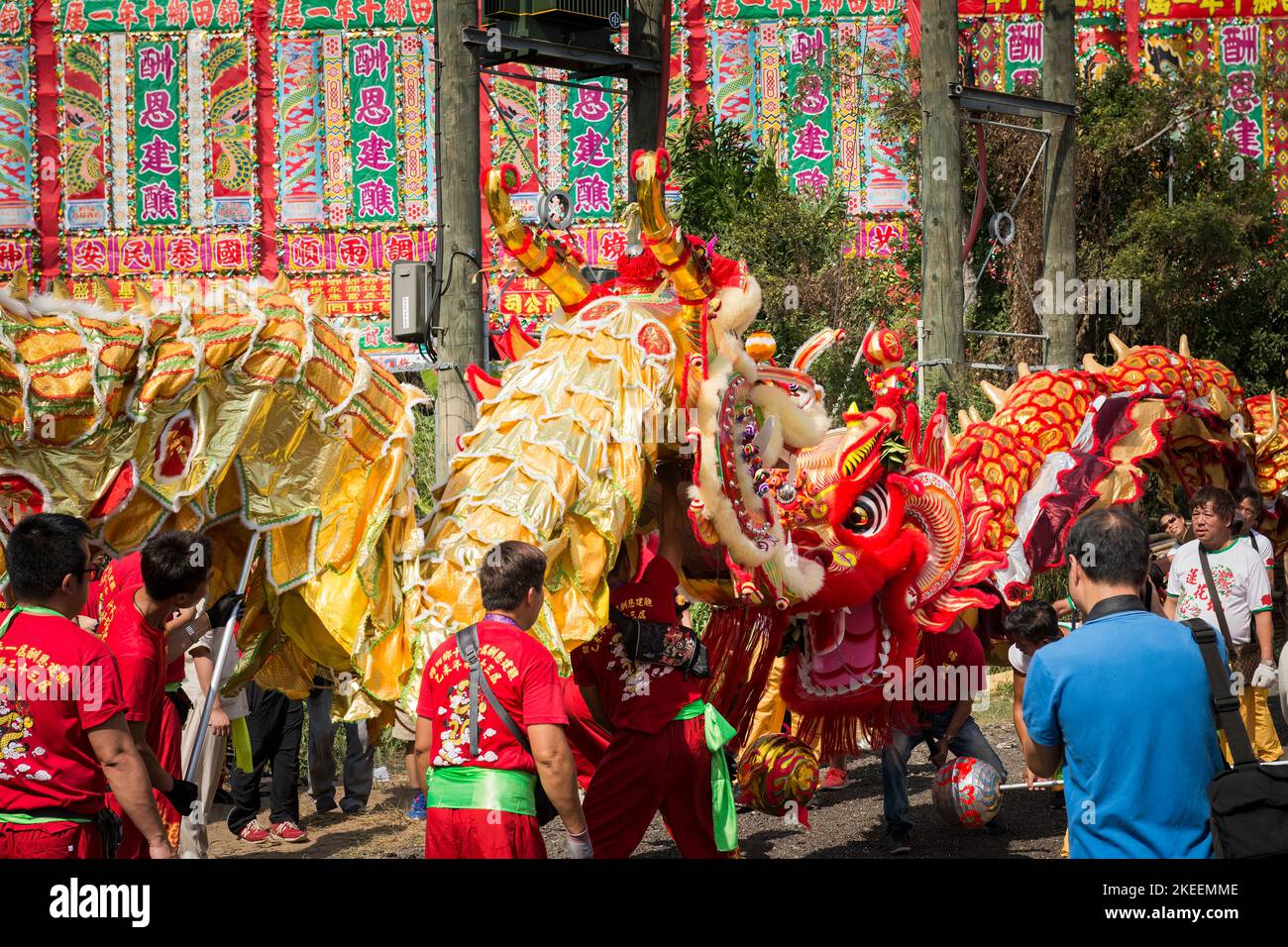 Two dragon dance teams perform a mock fight at the decennial Da Jiu festival site, Kam Tin, New Territories, Hong Kong, 2015 Stock Photo