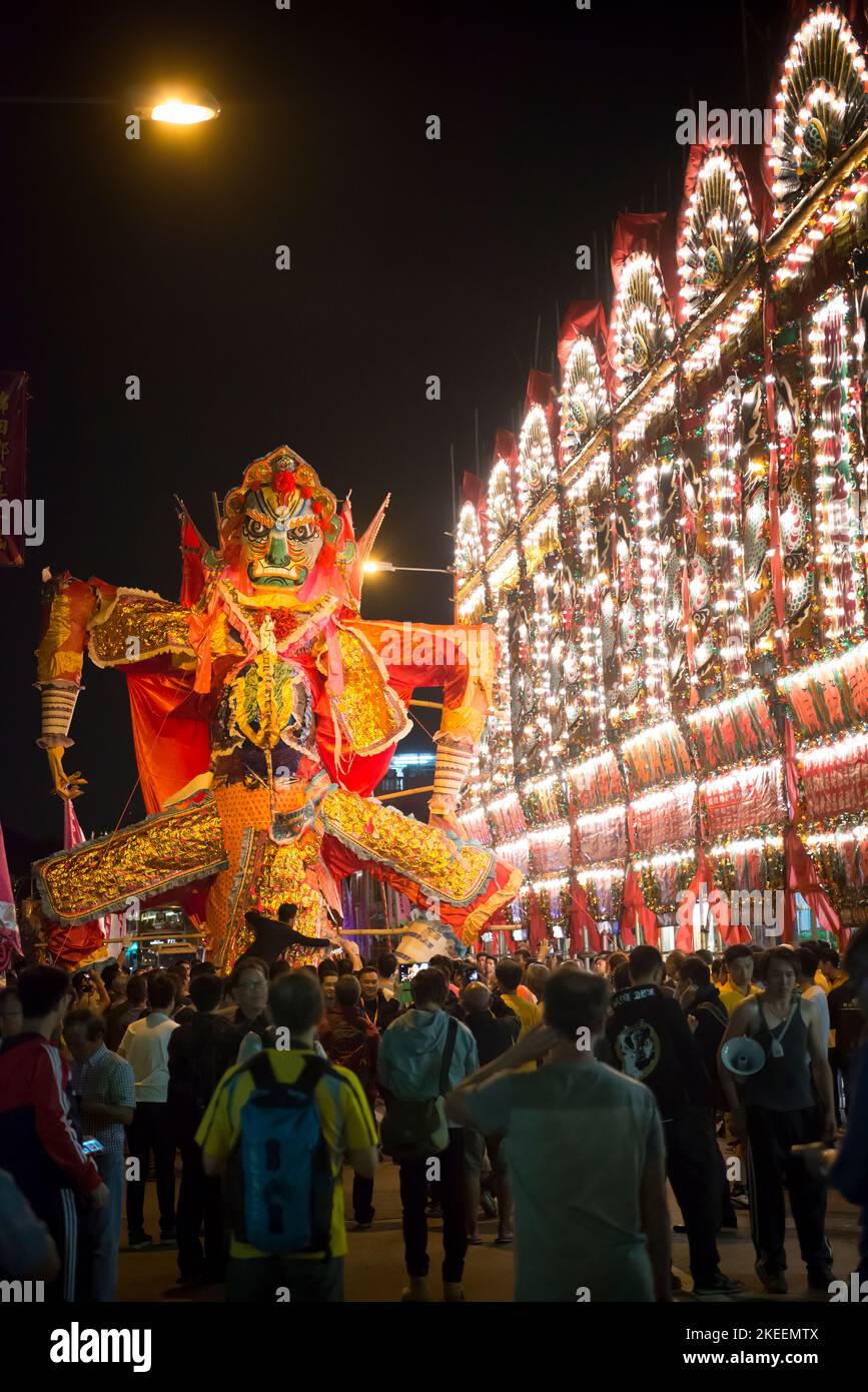 Villagers carry the huge effigy of the Ghost King through the streets of Kam Tin town at night during the decennial Da Jiu festival, Hong Kong, 2015 Stock Photo