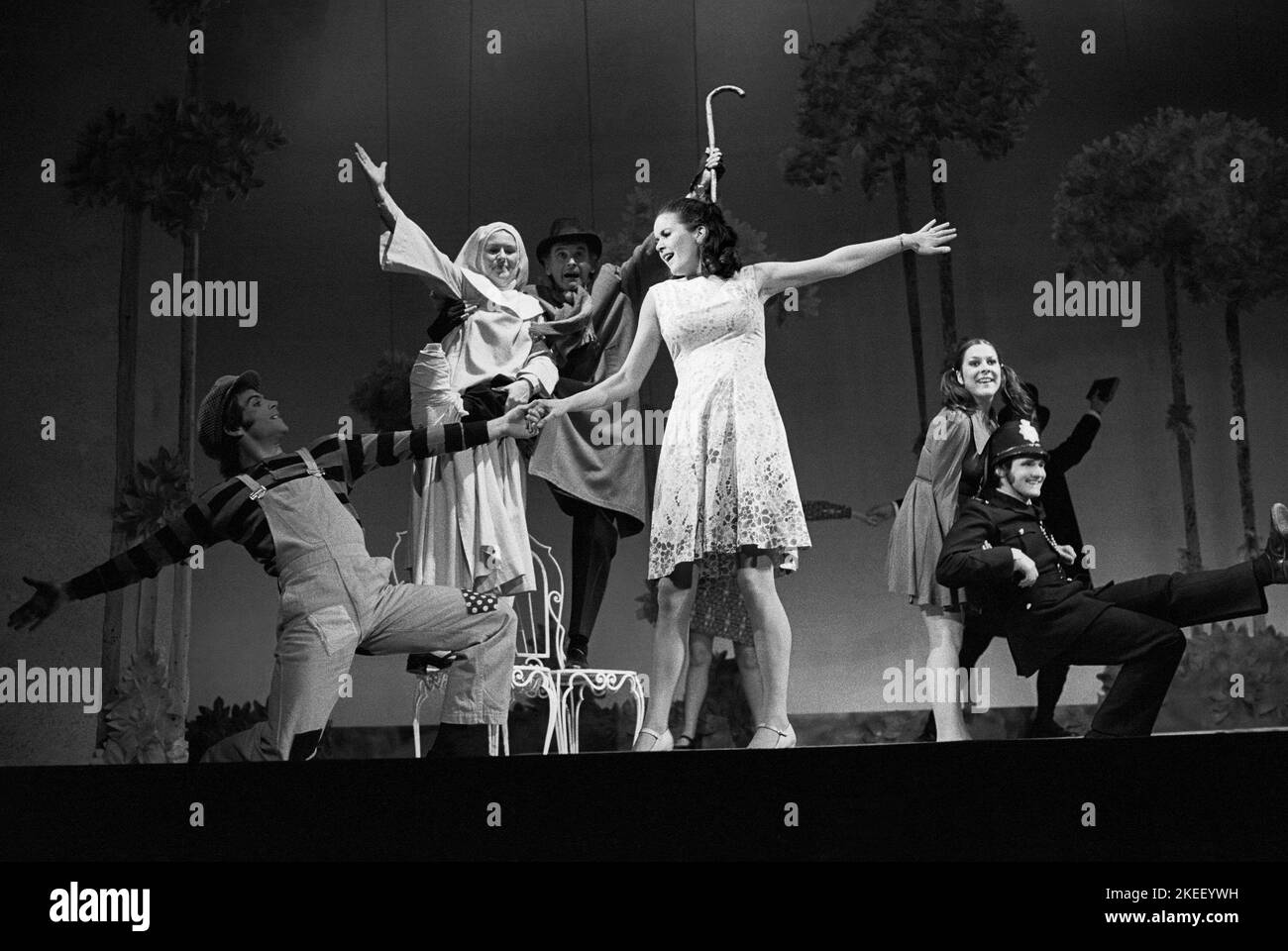 centre: Ursula Barclay (Jane) in SALAD DAYS at the Arts Theatre, Cambridge  01/1972  music: Julian Slade  lyrics: Julian Slade & Dorothy Reynolds   a Cameron Mackintosh production Stock Photo