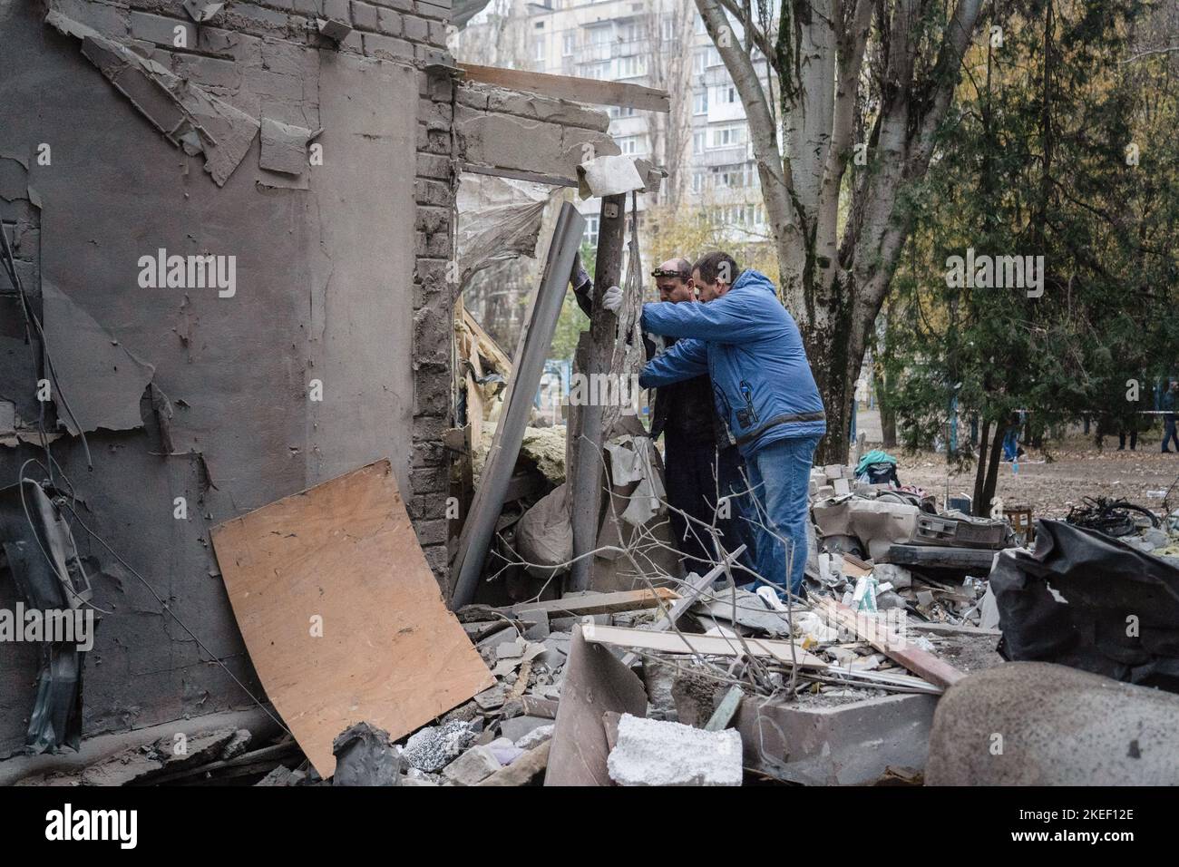 Mykolaiv, Ukraine. 11th Nov, 2022. Men were seen clearing the debris. A Russian missile attack on a residential building in the Inhulskyi district of Mykolaiv, a southern city in Ukraine. The deadly attack killed at least 7. Mykolaiv is a city 50 km away from Kherson city, where the Ukrainian force has gained a huge battlefield success in the past couple of days. (Photo by Ashley Chan/SOPA Images/Sipa USA) Credit: Sipa USA/Alamy Live News Stock Photo