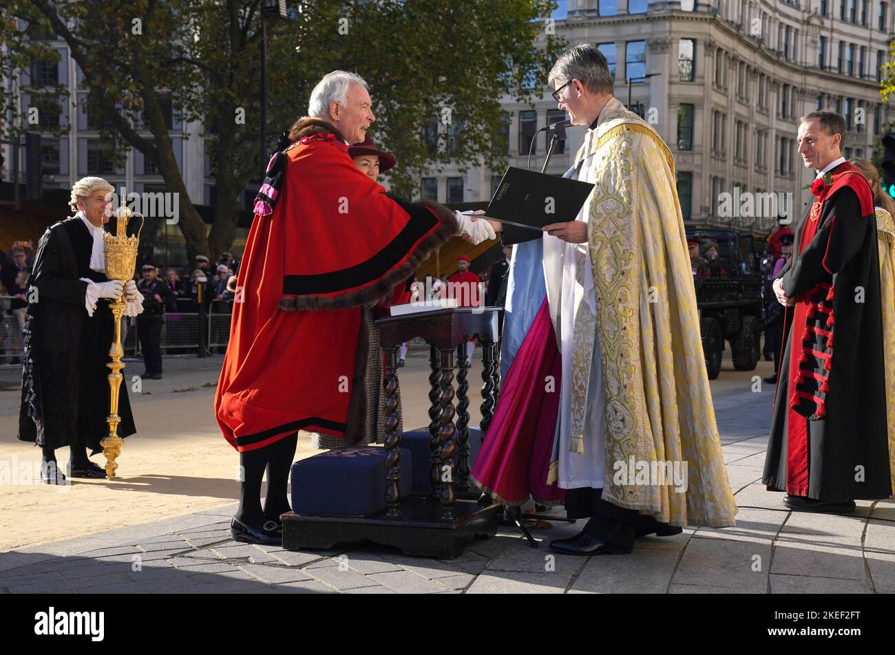 The new Lord Mayor of London Nicholas Lyons, with his wife Felicity, receive a blessing from Dean of St Paul's, The Very Revd Andrew Tremlett during the Lord Mayor's Show in the City of London. Picture date: Saturday November 12, 2022. Stock Photo