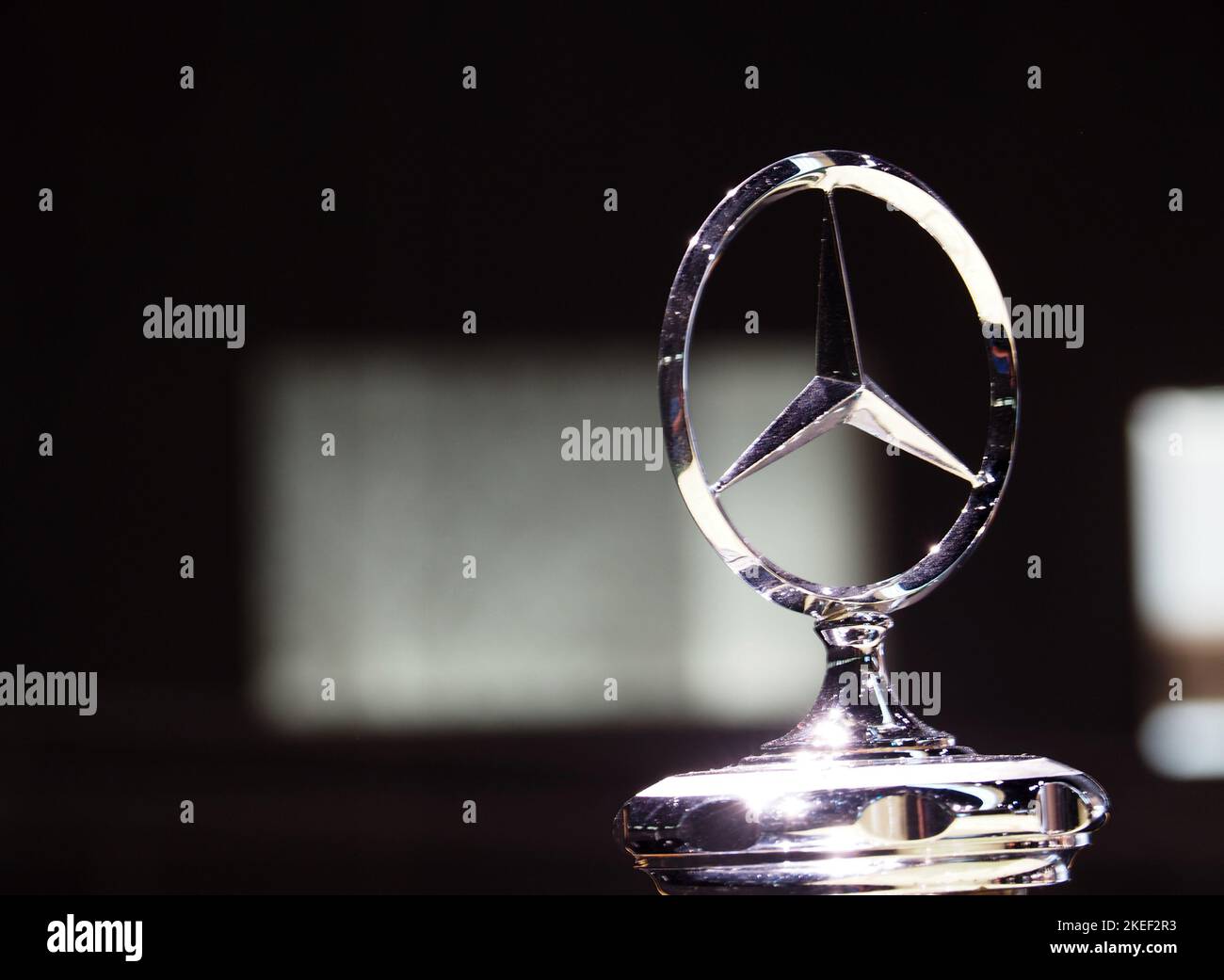 Stuttgart, Germany. 28th Oct, 2022. Mercedes logo on the hood of 1937 Mercedes-Benz 770 'Grosser Mercedes' at the Mercedes-Benz Museum. (Photo by Igor Golovniov/SOPA Images/Sipa USA) Credit: Sipa USA/Alamy Live News Stock Photo