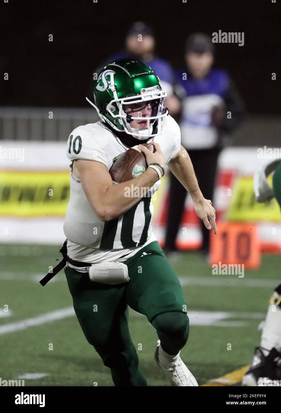 Hilsboro Stadium, Hillsboro, OR, USA. 11th Nov, 2022. Sacramento State Hornets quarterback Asher O'Hara (10) competes in the NCAA football game between the Hornets of Sac State and the Portland State Vikings at Hilsboro Stadium, Hillsboro, OR. Larry C. Lawson/CSM (Cal Sport Media via AP Images). Credit: csm/Alamy Live News Stock Photo