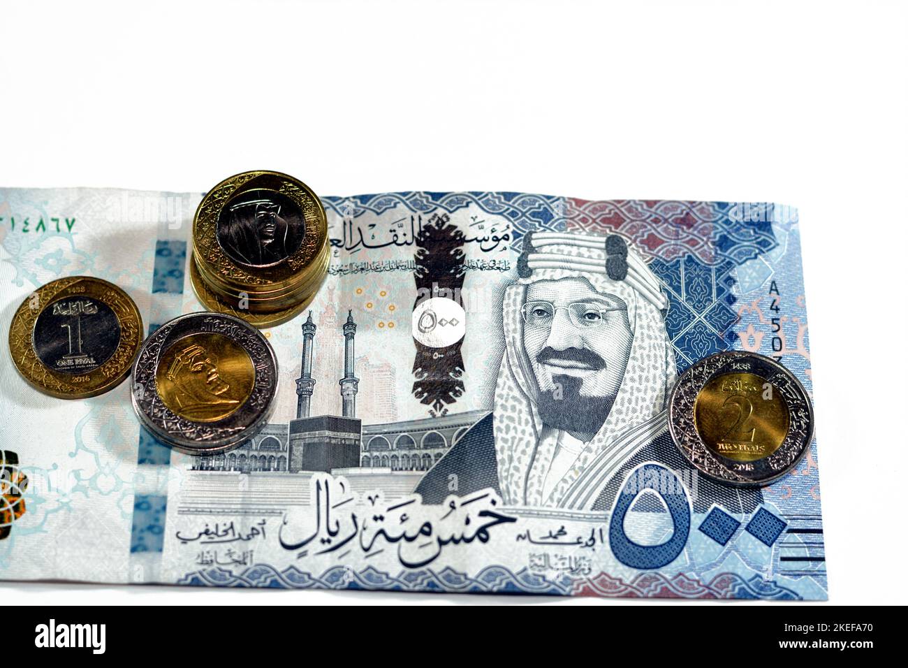 500 SAR five hundred Saudi Arabia riyals cash money banknote with pile of Saudi riyal coins 1 and 2 riyals features king Salman Bin AbdulAziz Al Saud Stock Photo