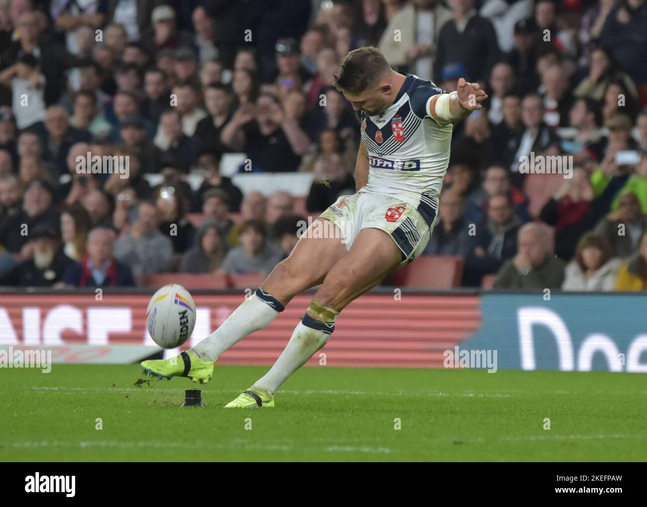 London, UK. 12th Nov 2022. Tommy Makinson of England kicks for 2 to take it to golden point   Rugby League World Cup 2021 semi final between England and Samoa at The Emirates, Arsenal, London, UK on November 12 2022   (Photo by Craig Cresswell/Alamy Live News) Stock Photo