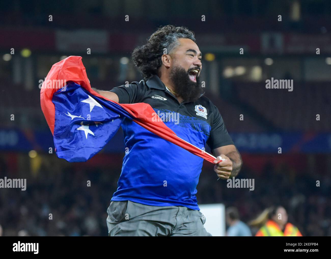 London, UK. 12th Nov 2022. Somoa fan enters the pitch to celebrate   Rugby League World Cup 2021 semi final between England and Samoa at The Emirates, Arsenal, London, UK on November 12 2022   (Photo by Craig Cresswell/Alamy Live News) Stock Photo