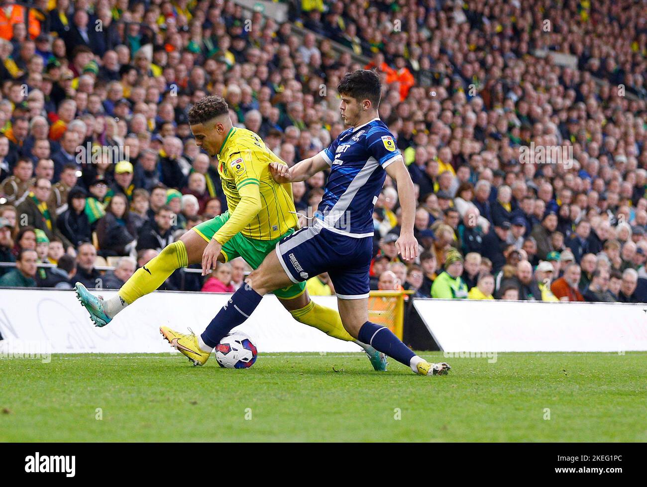 Norwich, UK. 12th Nov, 2022. Max Aarons of Norwich City comes under pressure from Ryan Giles of Middlesbrough during the Sky Bet Championship match between Norwich City and Middlesbrough at Carrow Road on November 12th 2022 in Norwich, England. (Photo by Mick Kearns/phcimages.com) Credit: PHC Images/Alamy Live News Stock Photo