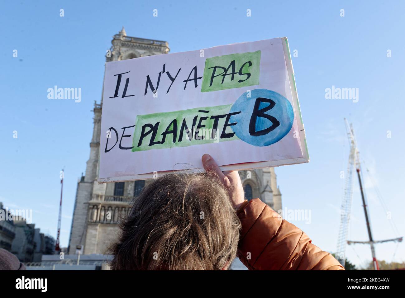rassemblement lors de la journée mondiale pour le climat devant la cathédrale Notre dame de Paris à l'appel de plusieurs associations écologiste Stock Photo