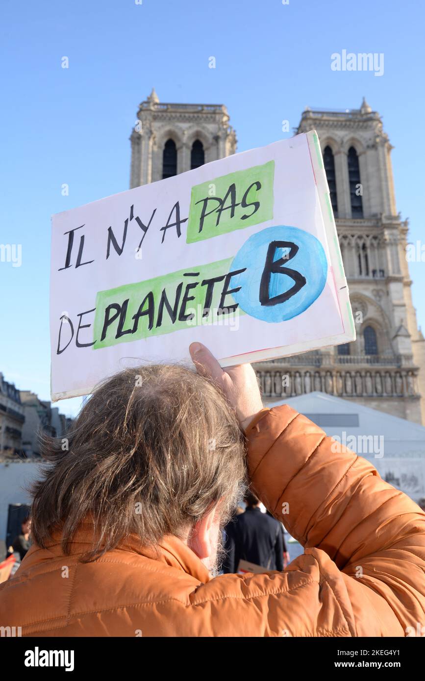 rassemblement lors de la journée mondiale pour le climat devant la cathédrale Notre dame de Paris à l'appel de plusieurs associations écologiste Stock Photo