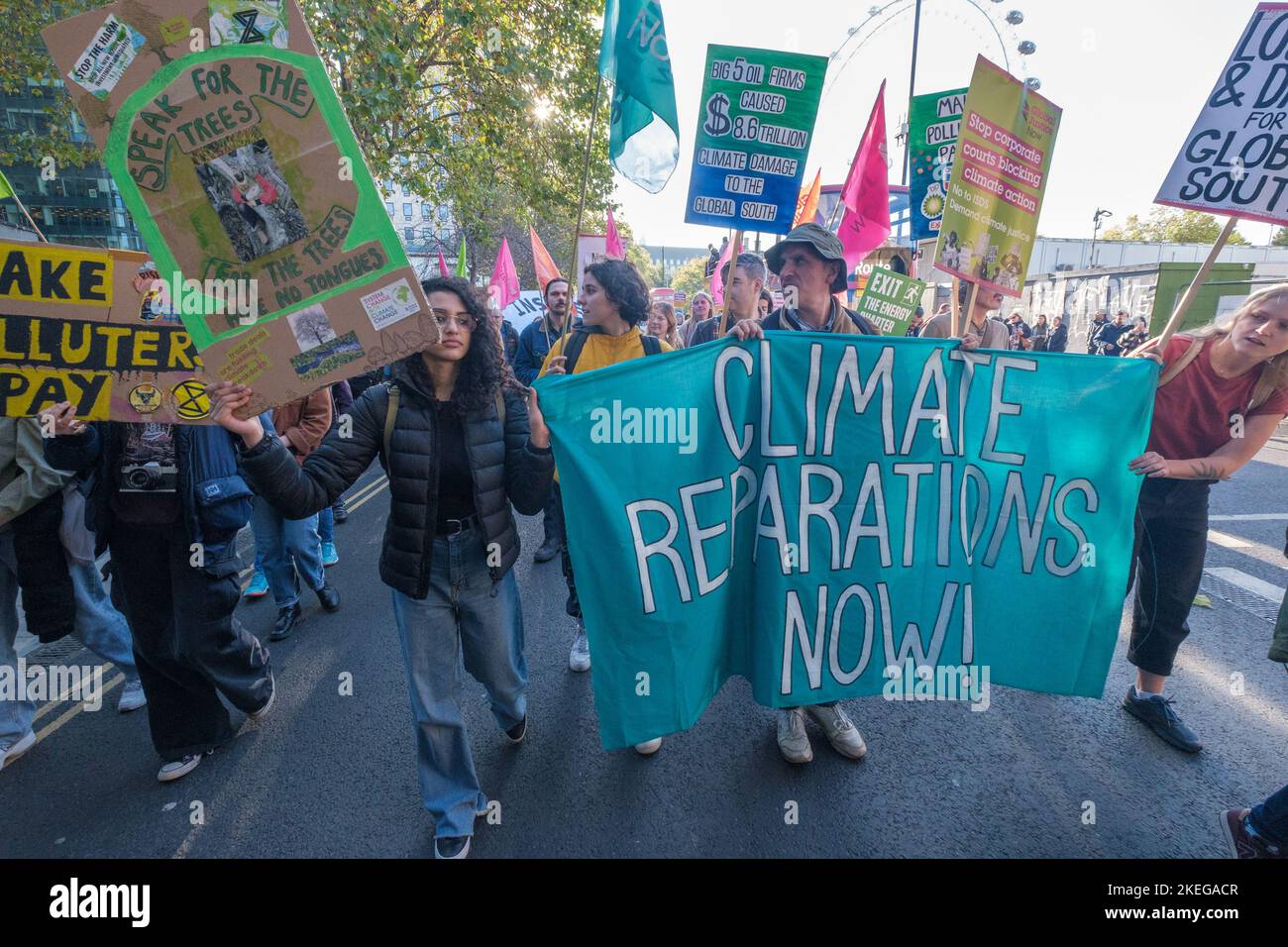 London, UK. 12 Nov 2022. Climate Reparations Now banner. Thousand came ...