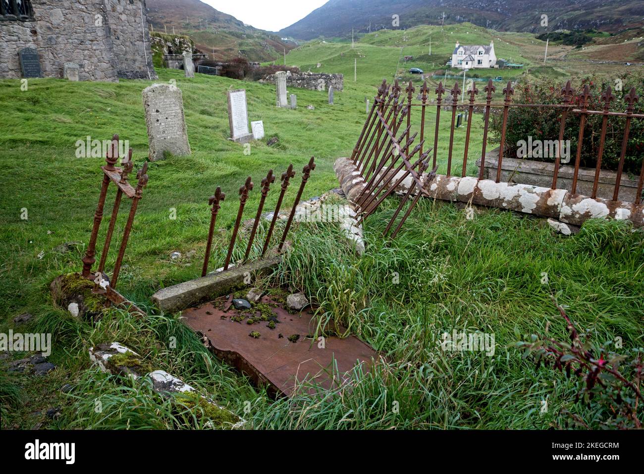 Graveyard by St Clement's Church, a late 15th or early 16th century church at Rodel on the Isle of Harris in the Outer Hebrides, Scotland, UK. Stock Photo