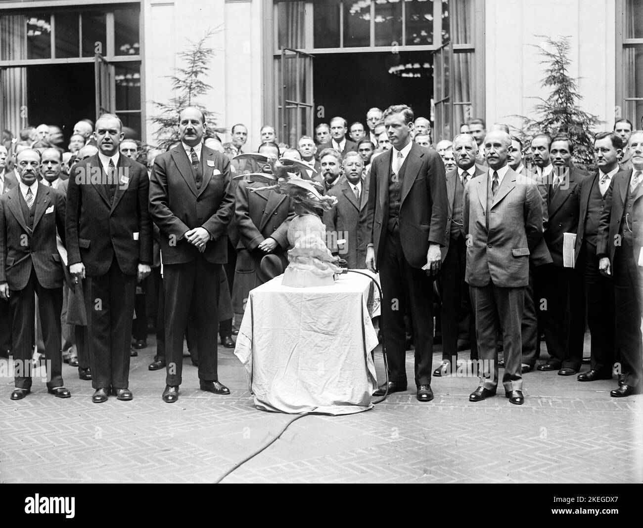 Col. Lindbergh receives Harmon trophy. The highlight of today's session of the International Civil Aeronautics Conference was the presentation of the Harmon Trophy to Col. Charles Lindbergh - 1928 Stock Photo