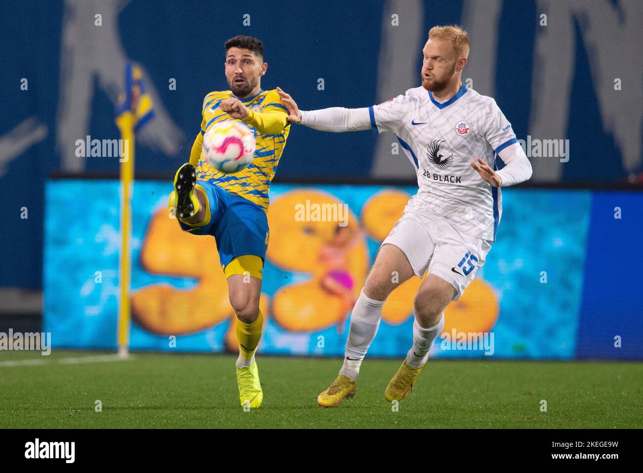 Brunswick, Germany. 12th Nov, 2022. Soccer: 2. Bundesliga, Eintracht Braunschweig - Hansa Rostock, Matchday 17, Eintracht-Stadion. Braunschweig's Fabio Kaufmann (l) plays against Rostock's Nils Fröling. Credit: Swen Pförtner/dpa - IMPORTANT NOTE: In accordance with the requirements of the DFL Deutsche Fußball Liga and the DFB Deutscher Fußball-Bund, it is prohibited to use or have used photographs taken in the stadium and/or of the match in the form of sequence pictures and/or video-like photo series./dpa/Alamy Live News Stock Photo