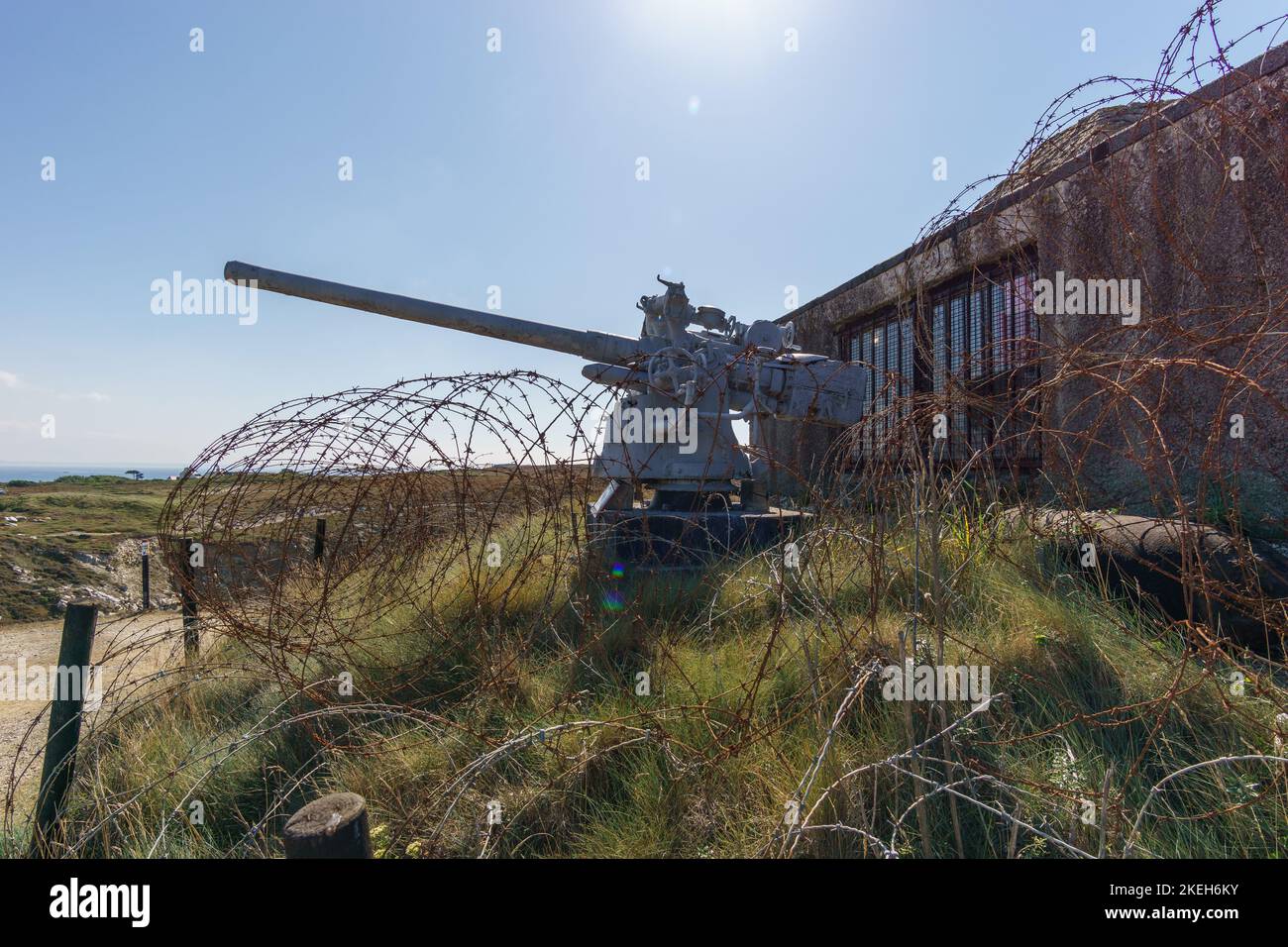 Old anti aircraft gun of german Wehrmacht as memorial of World War 2 in front of the Atlantic Battle Memorial Museum, Camaret-sur-Mer, Brittany France Stock Photo