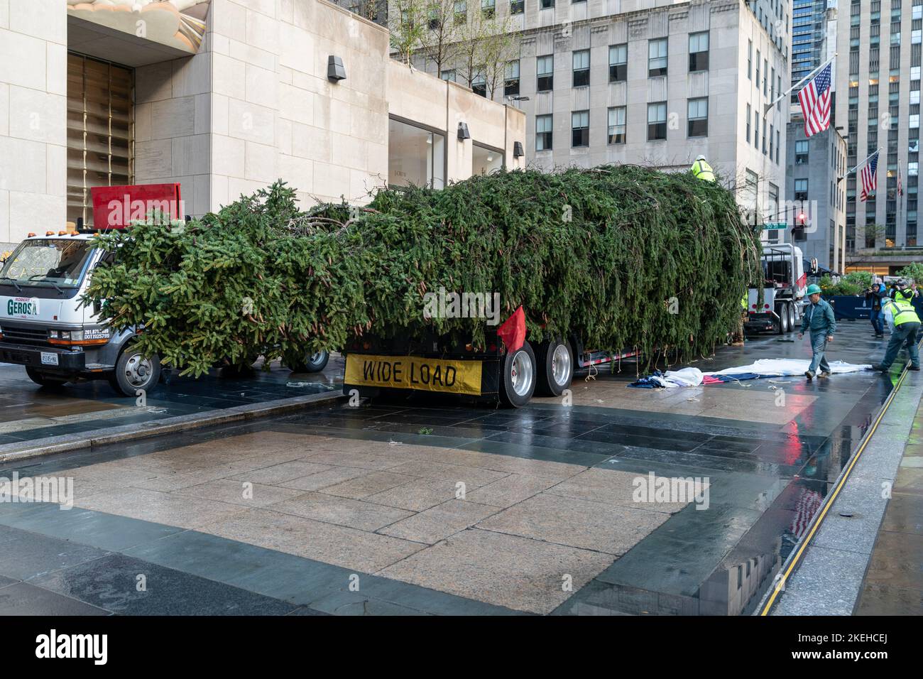 Rockefeller center new york 2022 tree hires stock photography and