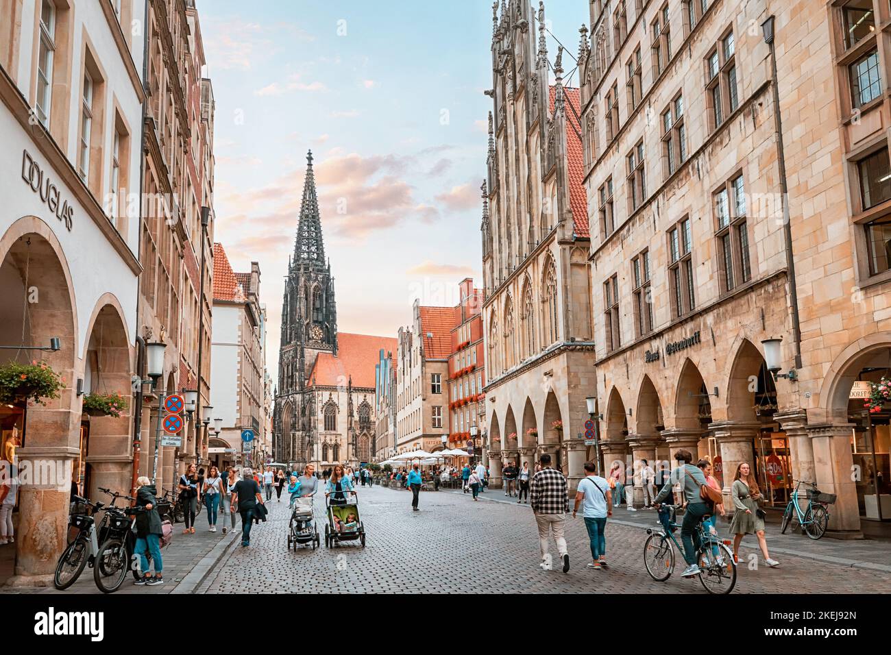 26 July 2022, Munster, Germany: Prinzipalmarkt - crowds of tourists at famous shopping street and tourist attraction. Saint Lamberti Tower at backgrou Stock Photo